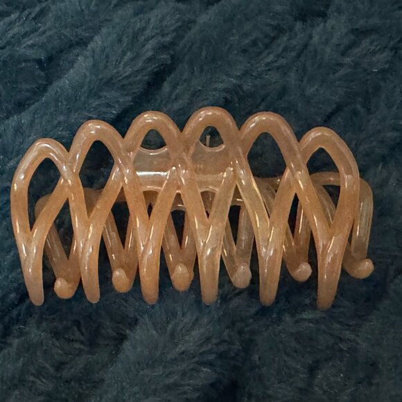 Claw Hair Clip, Medium, Hinged Closure, Caramel Tan - Picture 8 of 10